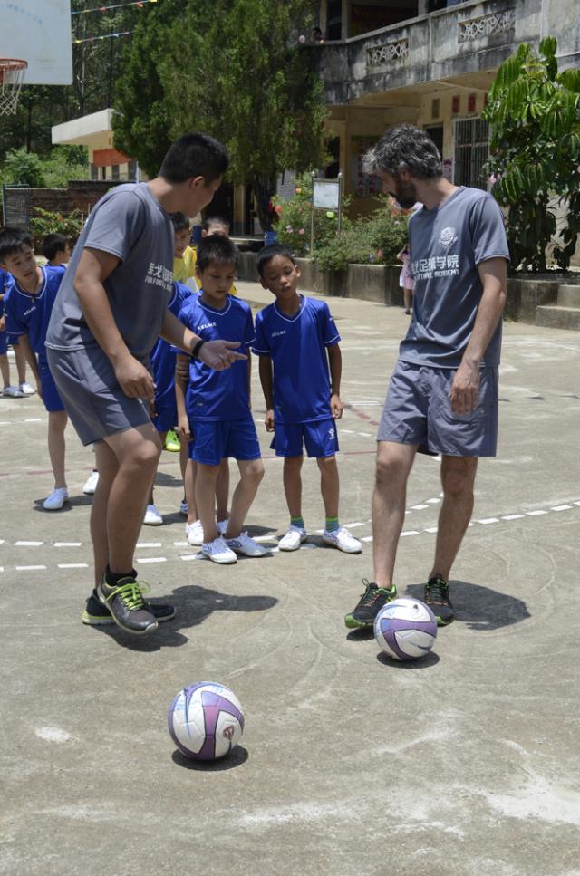 竟然有那么帅气的歪果仁教练来教踢球！这个六一真过瘾！