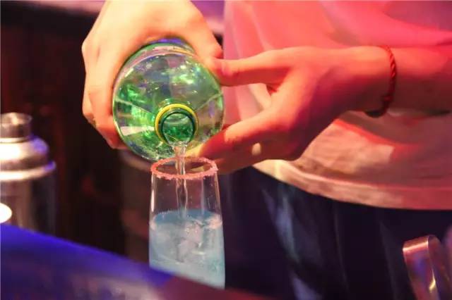 这家小馆子菜单上居然有奥数题！跑去求虐的吃货还不少！