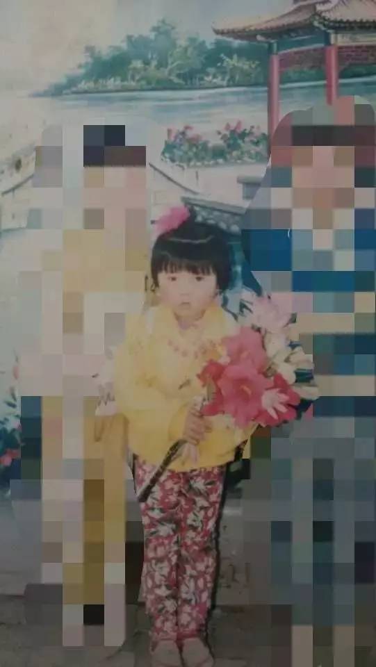 据说小时候都会有一张照片，让你紧张得尿了