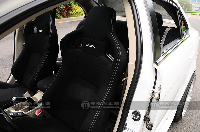 穿梭于繁华都市演绎着专属的姿态翼神