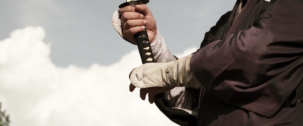 这部真正的“菜刀式”电影，看得我烟灰掉了一地。