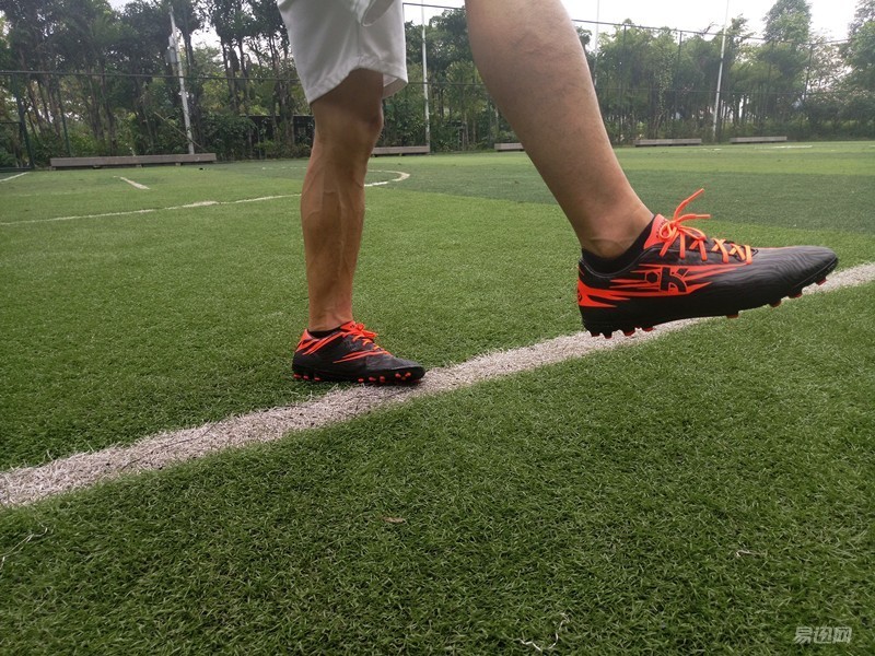 迪卡侬agility500mg足球鞋,开箱白红色的迪卡侬足球鞋