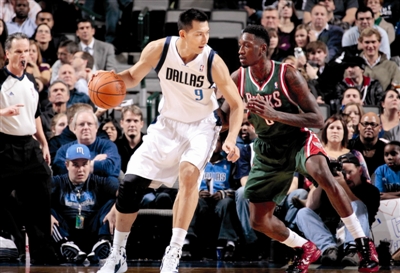 他是男篮核心却被批软蛋，耍大牌险自毁前程，娶超模娇妻家庭幸福