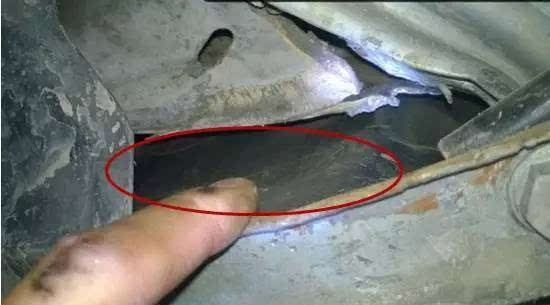 老板22万买二手豪车，车上传出异响，修车师傅检查后冒出冷汗！