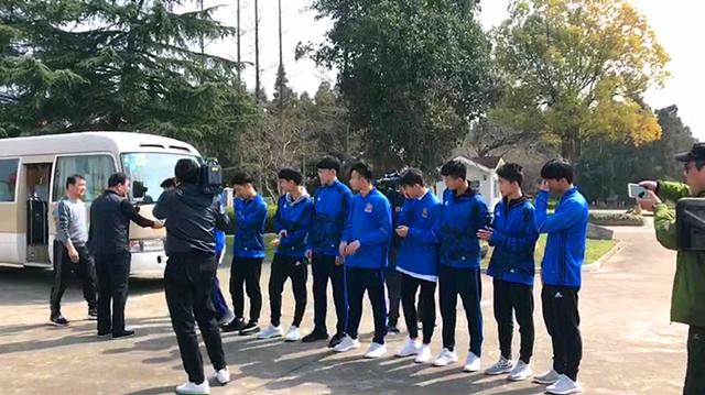 送别弟子根宝不忘叮嘱几句，部分99/00梯队球员今日入住康桥