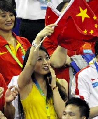 蛙后的传奇人生，斥泳池不干净被恩师扇耳光，恋富五代如今仍单身