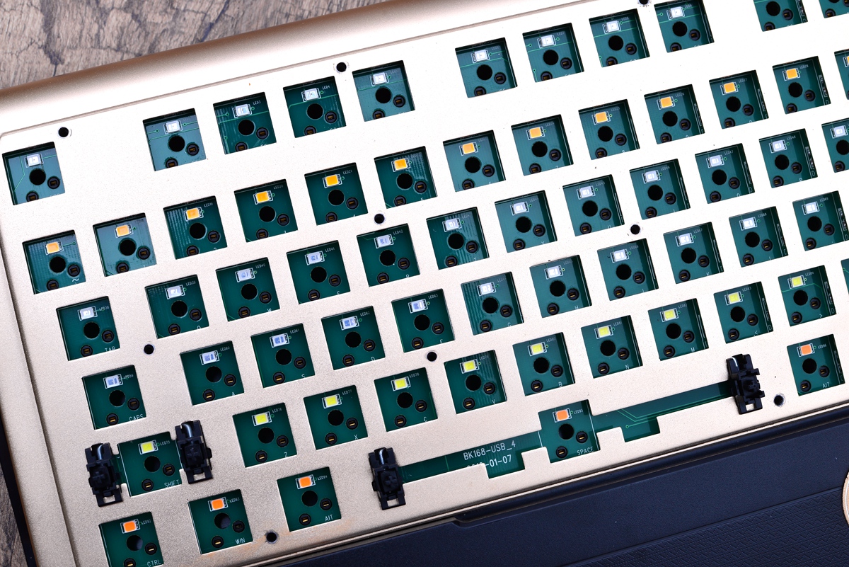 可换轴机械键盘走向2.0时代，E元素三防机械键盘对比拆解