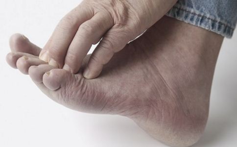 指甲裂开是怎么回事,指甲裂开是什么原因造成的