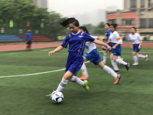 铿锵玫瑰中国女足捧杯,铿锵玫瑰中国女足夺冠献歌