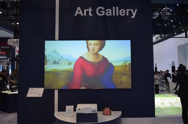 infocomm2018激光投影仪,日立高清短焦投影机