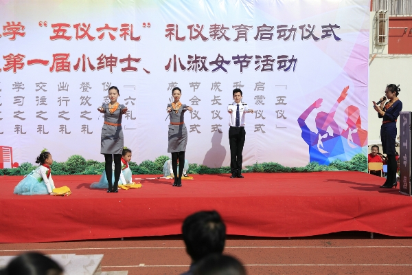 青岛航空礼仪秀,小绅士小淑女主题课