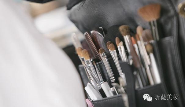 化妆这么多年遮瑕膏你用对了吗,新手必看化妆刷的正确使用方法