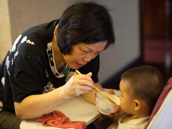奶奶把饭菜嚼碎了喂宝宝,奶奶嚼碎辅食喂孩子致死