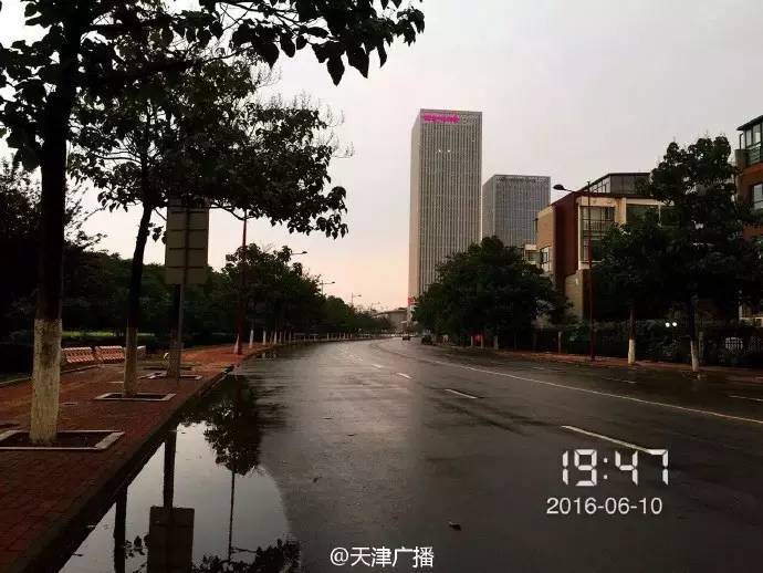 天津大雨下冰雹,天津大雨冰雹齐来袭