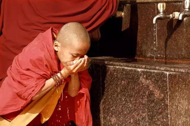 他有无数的旅行故事，还在拉萨开了家书店，收藏了上万部文艺电影