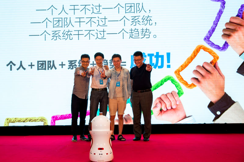 全球首款家庭智能陪护机器人“大智”正式亮相