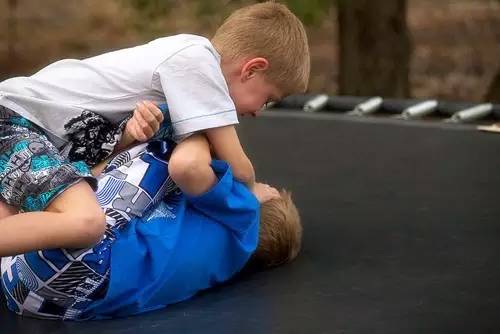 孩子经常在学校闯祸怎么办,怎么应对孩子在学校惹祸
