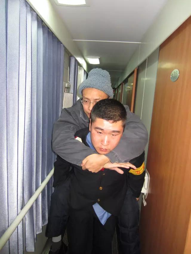 火车上列车员是干什么的,铁路列车员收入