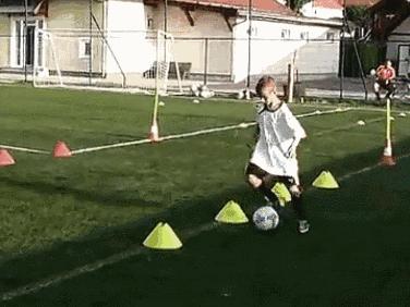 初中篮球基本功训练球感,人人必练的30种足球球感基本功