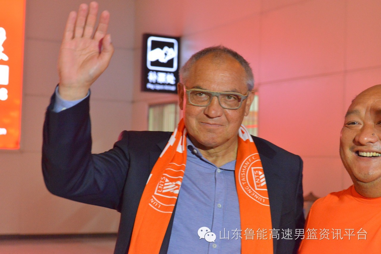 疯狂，马大帅来了！鲁能球迷热情接机！上任见面会明天进行！