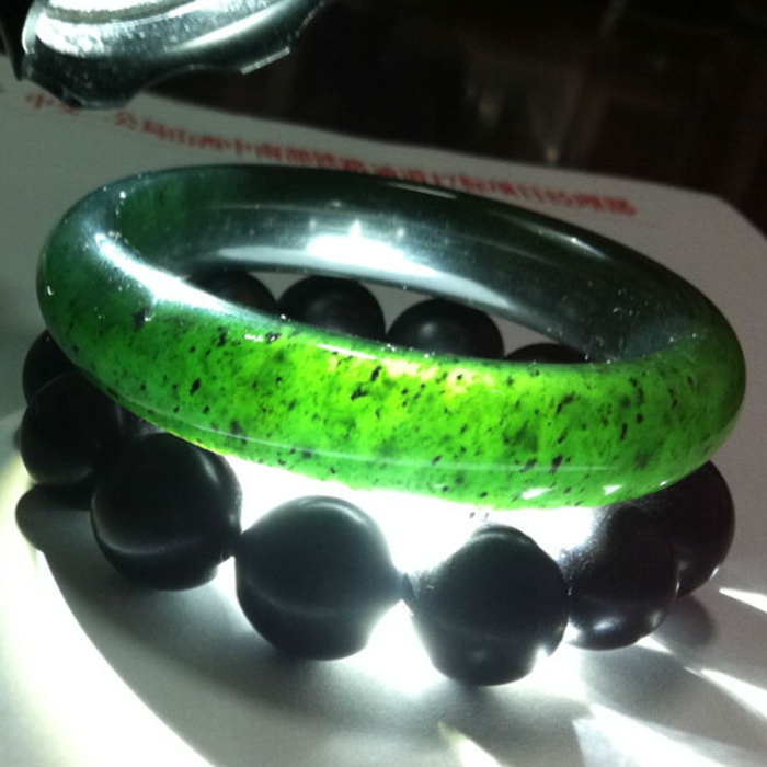 和田玉手镯常见的以假乱真把戏。