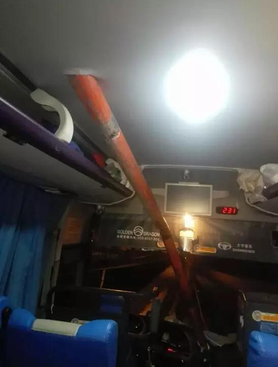 两车相撞一辆冲破围栏掉入深坑,天津发生10车连撞