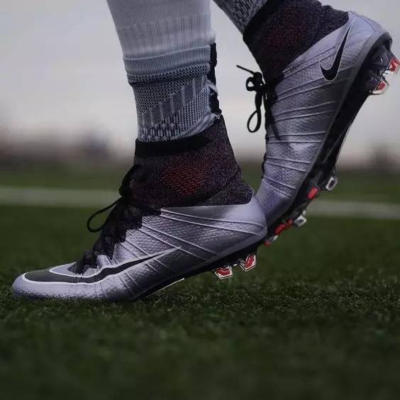 有棱条的足球鞋,综合性比较强的足球鞋推荐