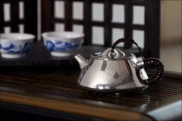 银壶和铁壶烧水泡茶区别,用银壶煮水好还是用银壶泡茶好