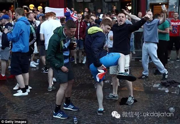欧洲杯俄罗斯足球场斗殴,欧洲杯英国足球流氓