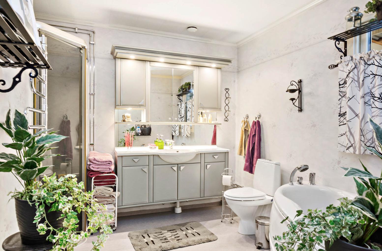 小院子适合盖小别墅吗,可以在独栋别墅的院子里盖平房吗