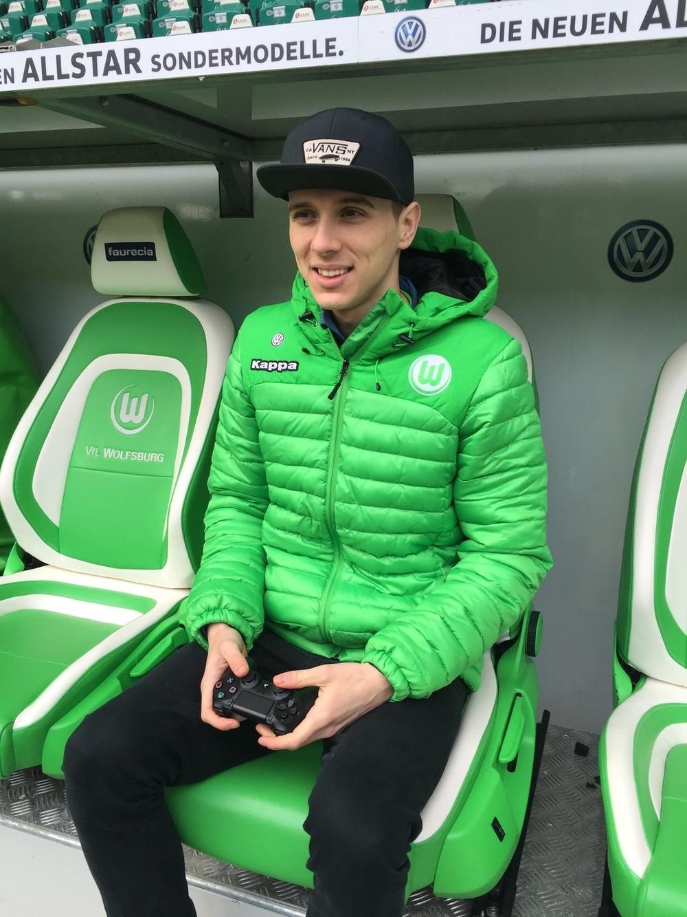 来见见这位从自家卧室来到德甲赛场的专业FIFA玩家