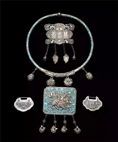 买长命锁给女儿有什么讲究,新生儿的长命锁和手镯的讲究