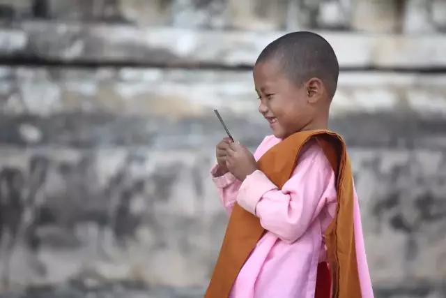 他有无数的旅行故事，还在拉萨开了家书店，收藏了上万部文艺电影