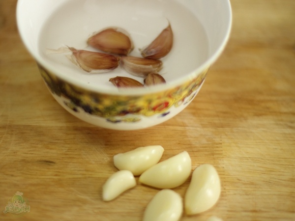 巧剥大蒜，哪种又快又完整不伤手？别再争议，看看亲测得出的结论