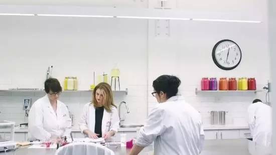 它既是女人们迷人的必备品,但它也是是女人的毒药!