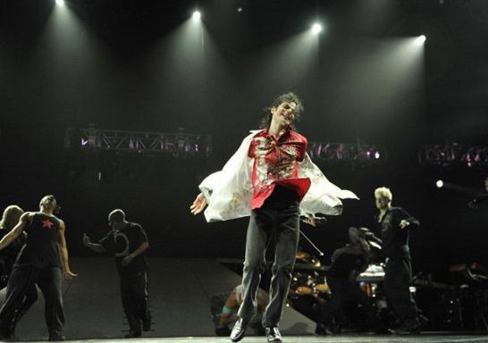 当中年大妈发生冲突时，请放起那熟悉的旋律，让我们一起舞起来！