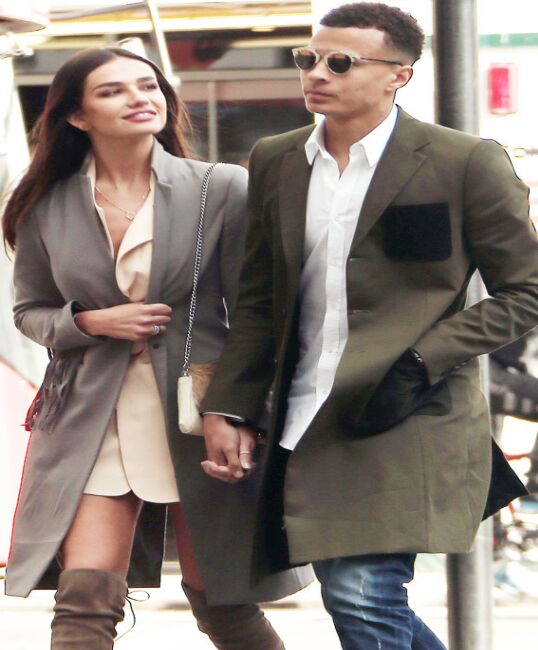 足球球星阿里女友性感内衣写真前凸后翘尽显身段