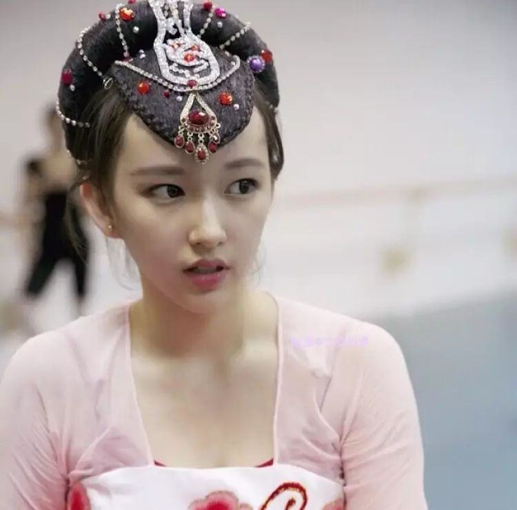 刚出道上综艺被排挤的明星,出道6年零收入遭队内成员霸凌