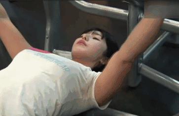 杠铃卧推胸肌外沿有发力感,平板杠铃卧推怎么找发力感