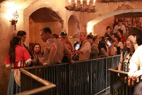 迪士尼雨中表演,上海迪士尼乐园雨中