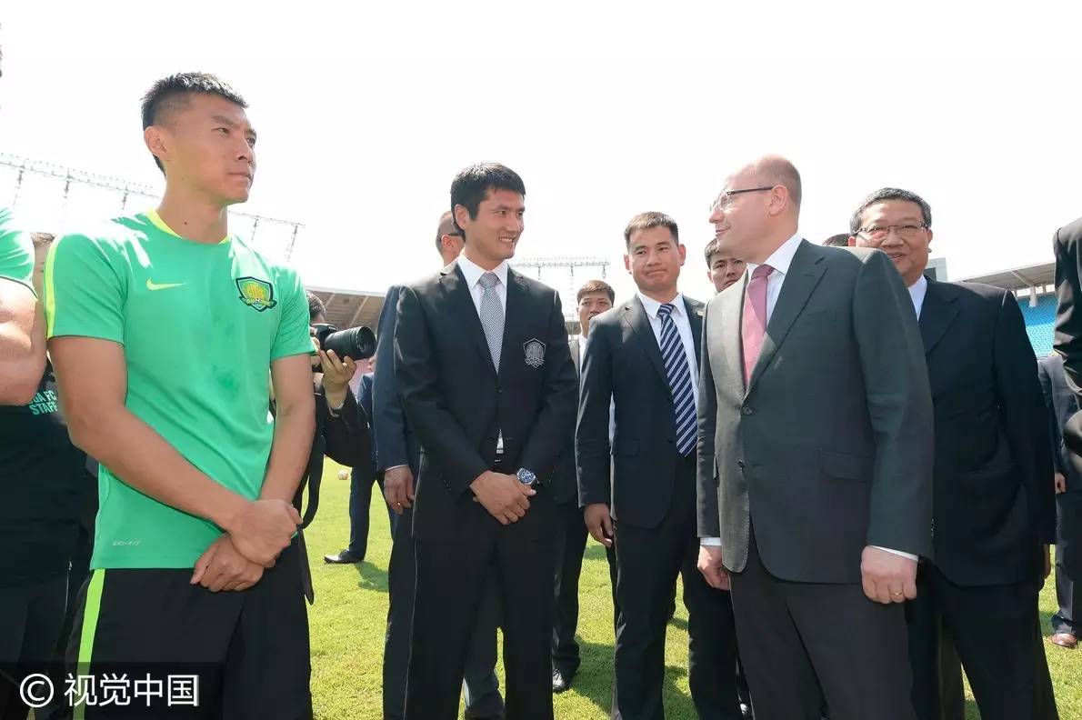 俱乐部今迎贵宾捷克总理获赠国安战袍
