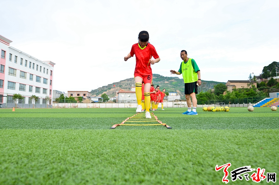 中国女足铿锵小玫瑰,铿锵玫瑰足球小将