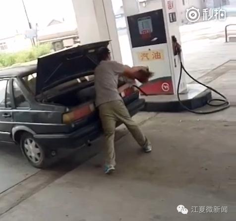 女子被塞进后备箱后续,女子遭男子强塞后备箱