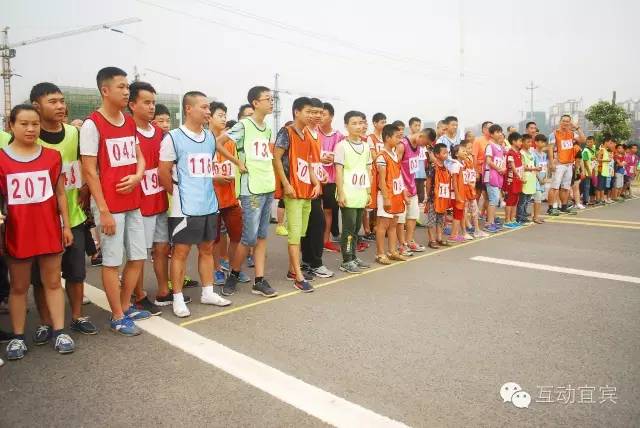 哇塞，龙头山好热闹，人人都在领奖品！