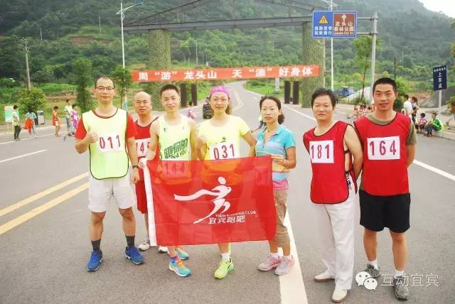 哇塞，龙头山好热闹，人人都在领奖品！