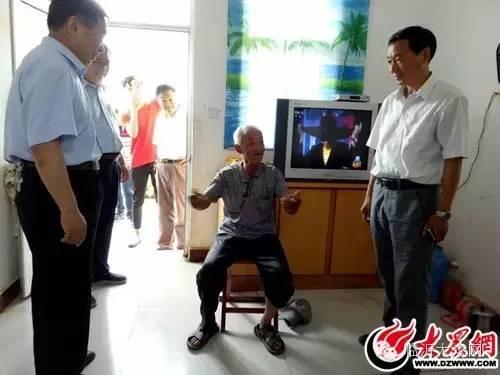 父亲节敬老院慰问活动,志愿者父亲节看望孤寡老人