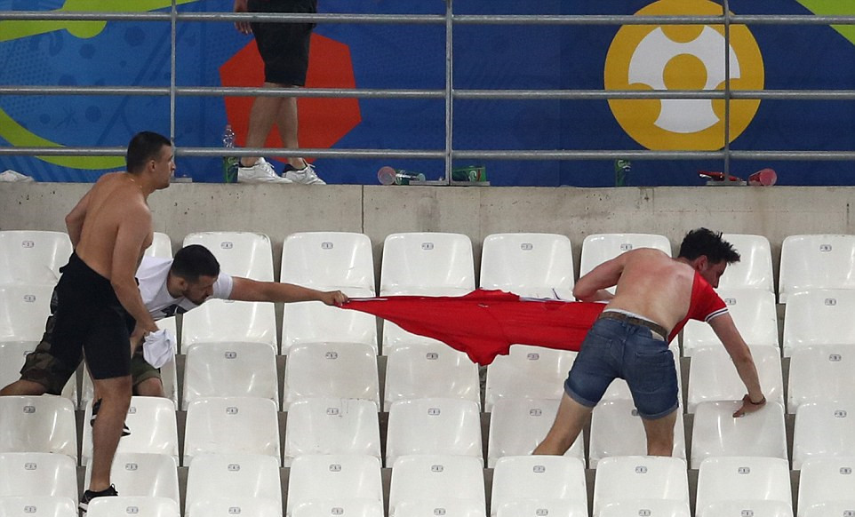 欧洲杯俄罗斯和英国球迷打架,欧洲杯英俄互殴记者街头