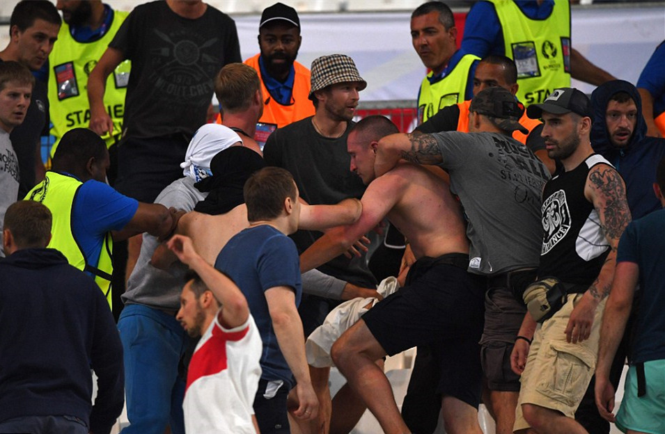 欧洲杯俄罗斯和英国球迷打架,欧洲杯英俄互殴记者街头