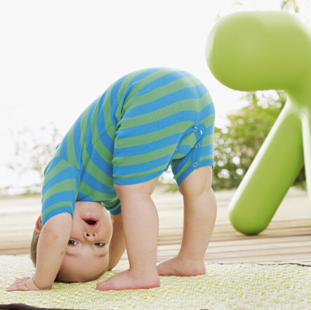 关于宝宝光脚走路,记住别让宝宝光脚走路