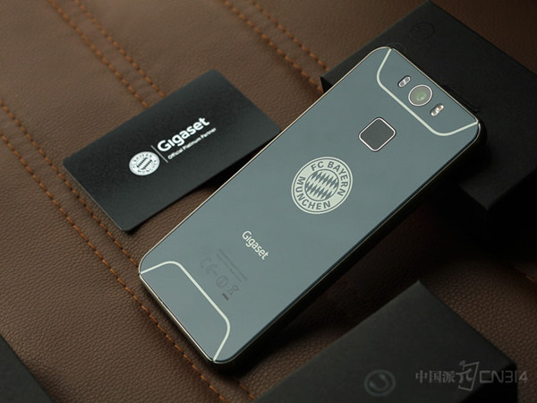 绿茵场数码风Gigaset金阶等足球元素手机